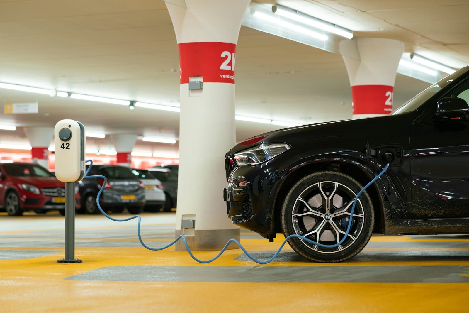 Bornes de recharge dans le parking de la copropriété : 7 règles de sécurité incendie à connaître en 2026